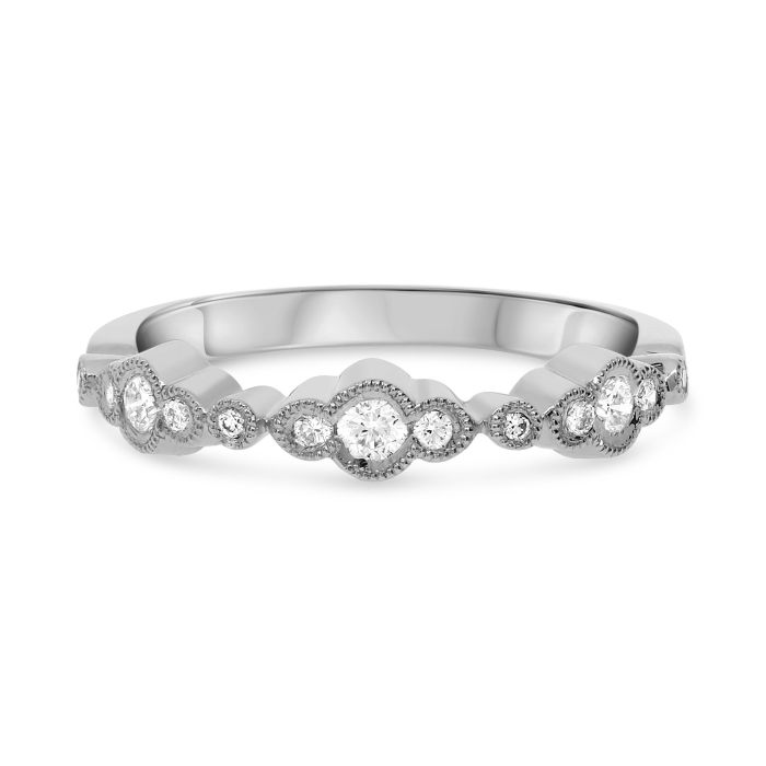 4K white gold ring featuring bezel-set diamonds