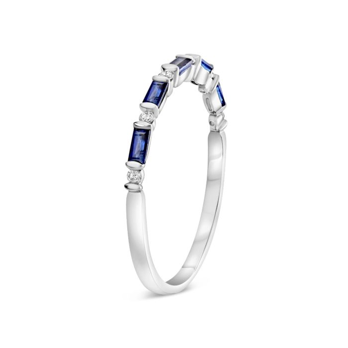Sapphire and diamond ring in white gold